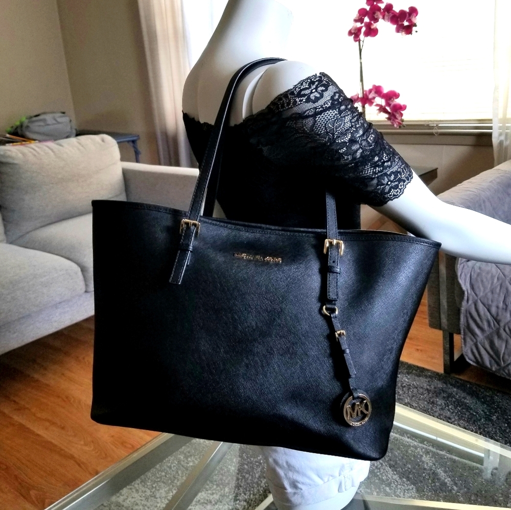 Beautiful MICHAEL KORS saffiano Extra Large TOTE